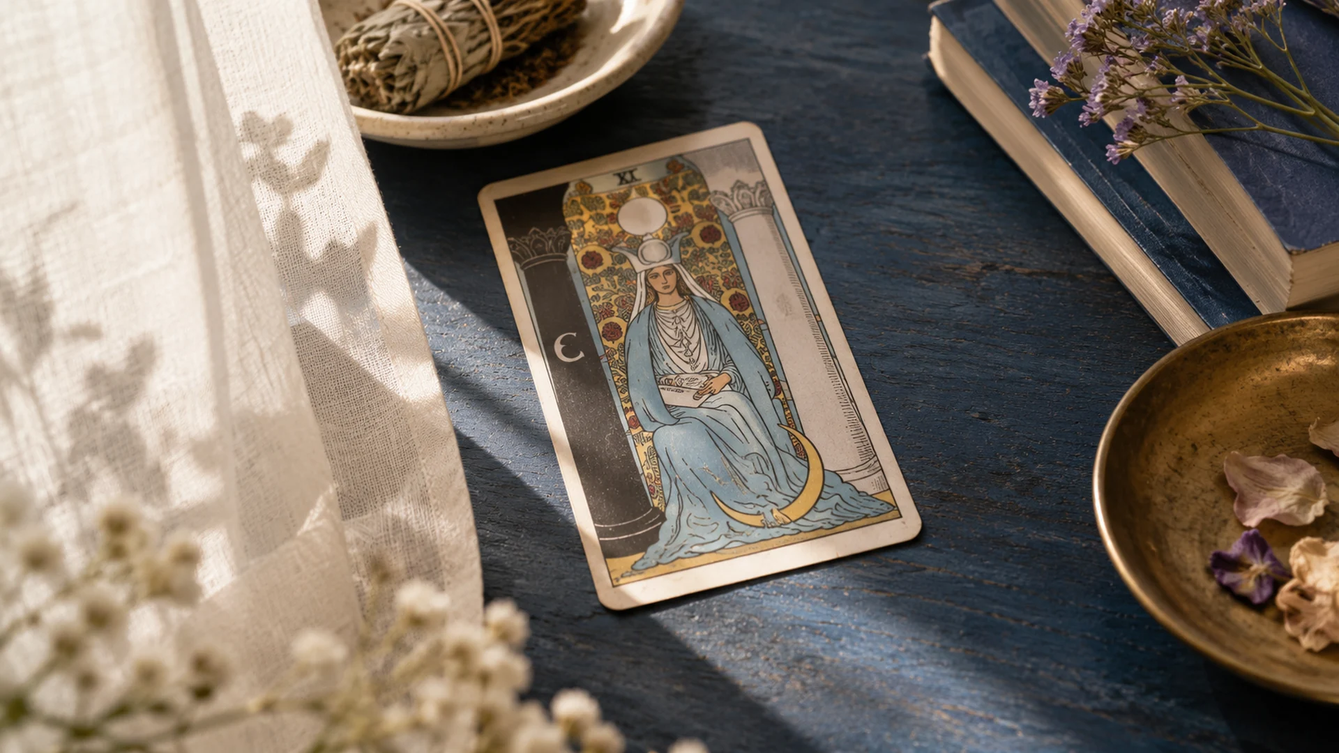 Composición editorial de tarot para la guía «La Sacerdotisa cuando preguntas qué siente alguien»